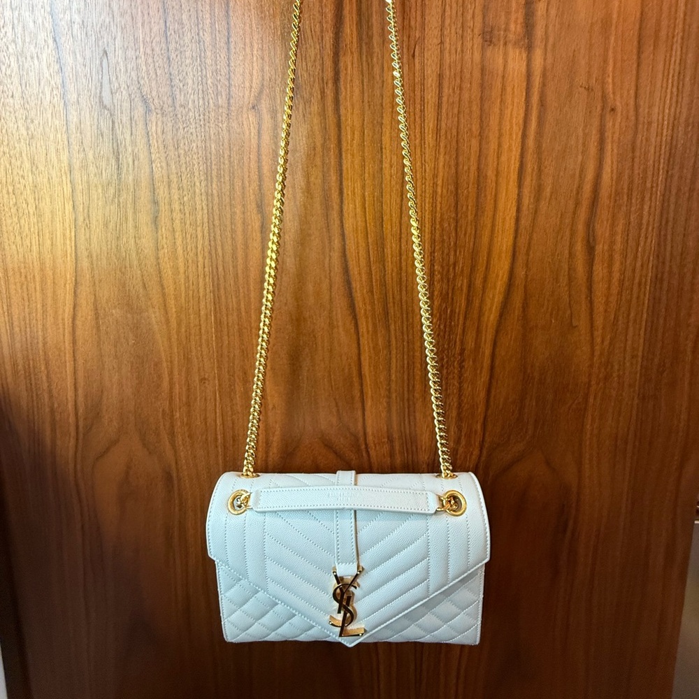 YSL ENVELOPE MEDIUM IN QUILTED GRAIN DE POUDRE EMBOSSED LEATHER
BLANC VINTAGE